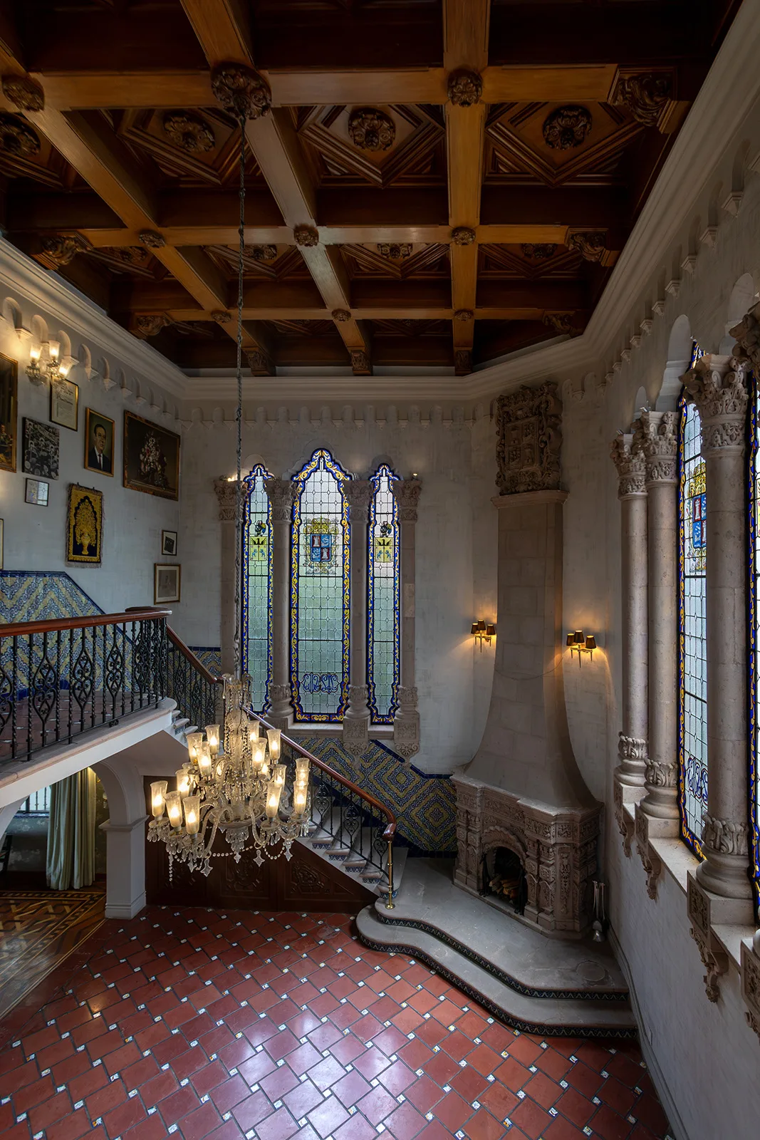 Hall de Casa Lavalle: techo artesonado de madera, vitrales, candil de cristal y escalera de herrería